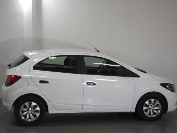 Chevrolet Onix Joy - Image 10