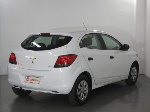 Chevrolet Onix Joy - Image 17