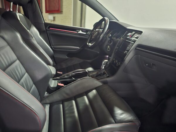 Volkswagen Golf - Image 17