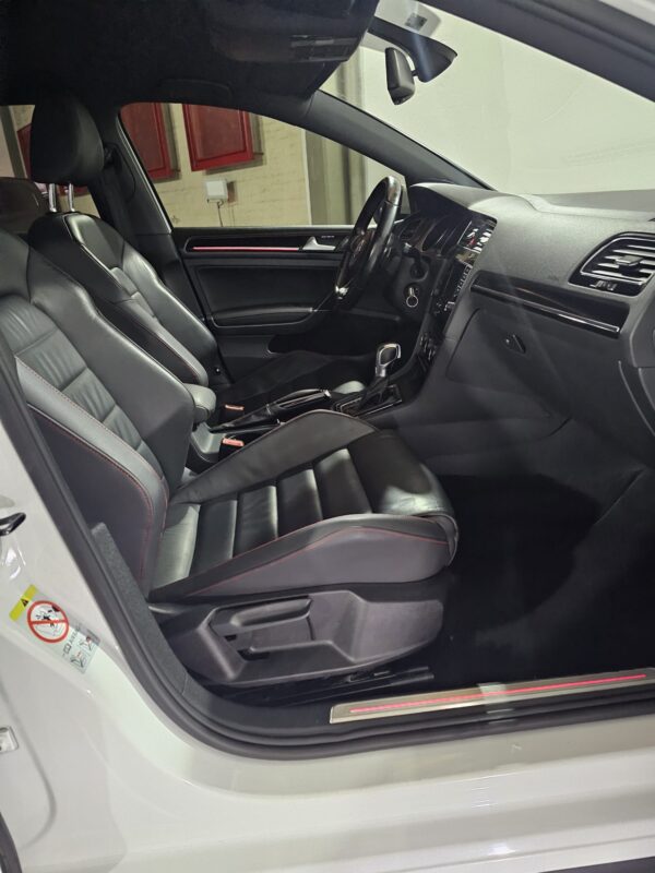 Volkswagen Golf - Image 19