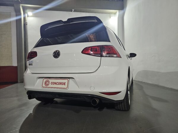 Volkswagen Golf - Image 22