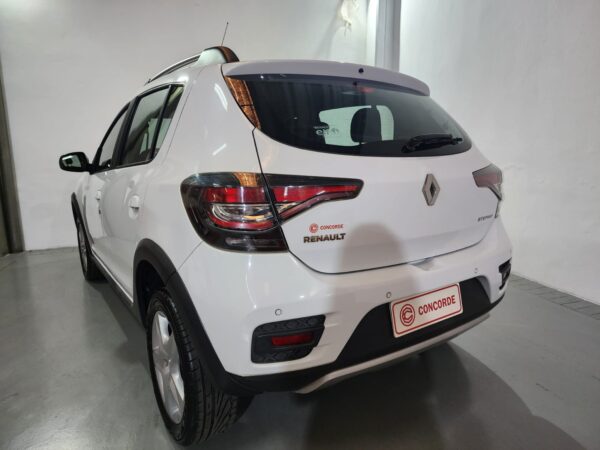 Renault Nueva - Image 16