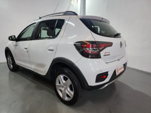 Renault Nueva - Image 17