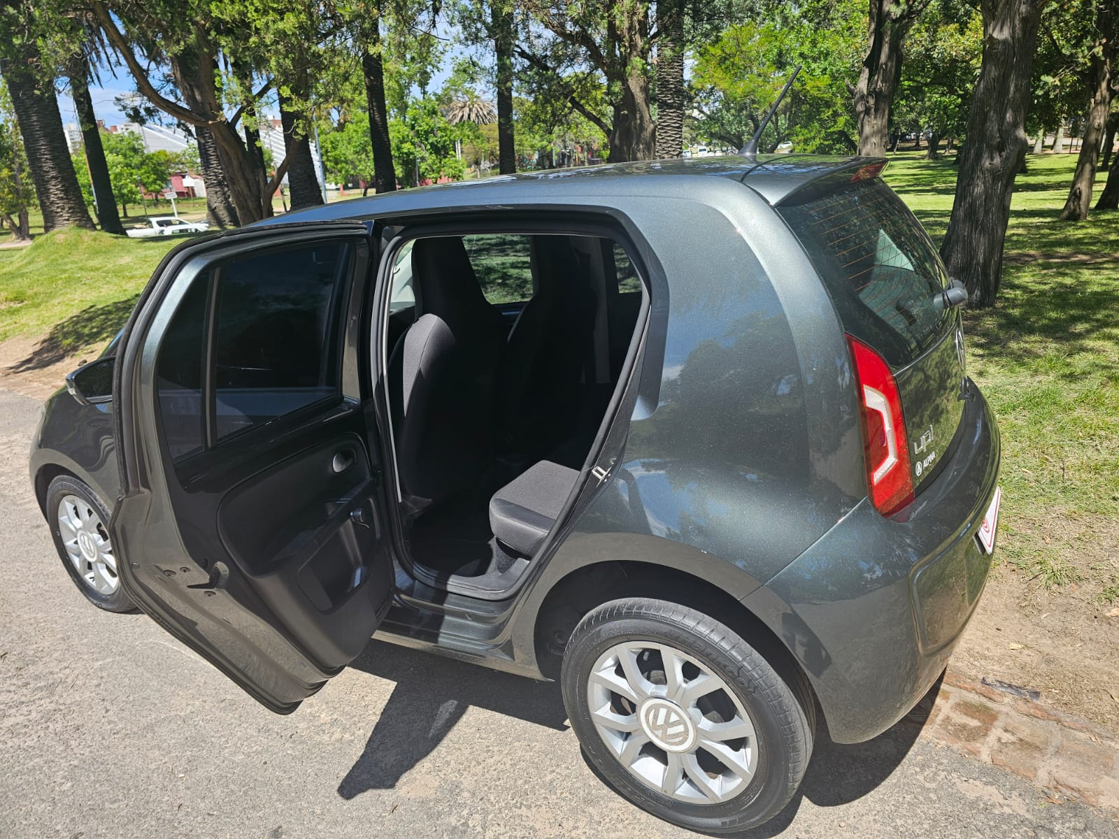 Volkswagen Up! 1.0 High Up! - Image 3